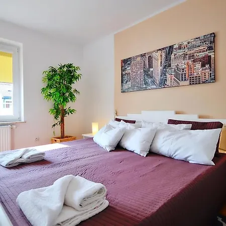 Plaza Apartment *